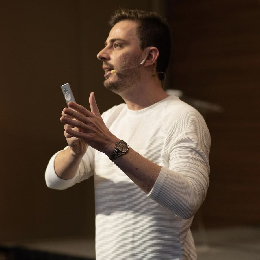 Hugo Nicchio em uma palestra